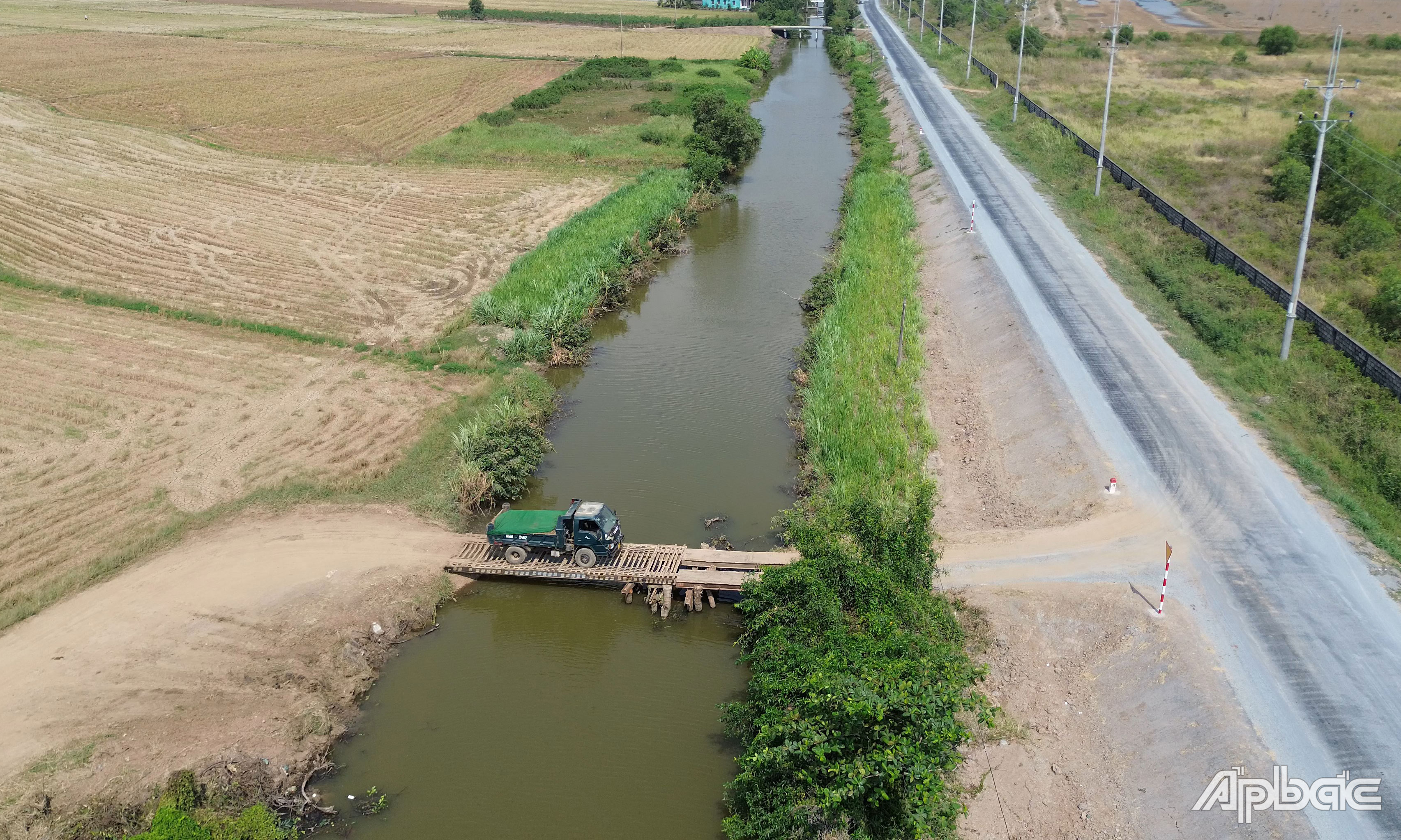 Các phương tiện  bắt cầu tạm qua sông để chở đất mặt ruộng.