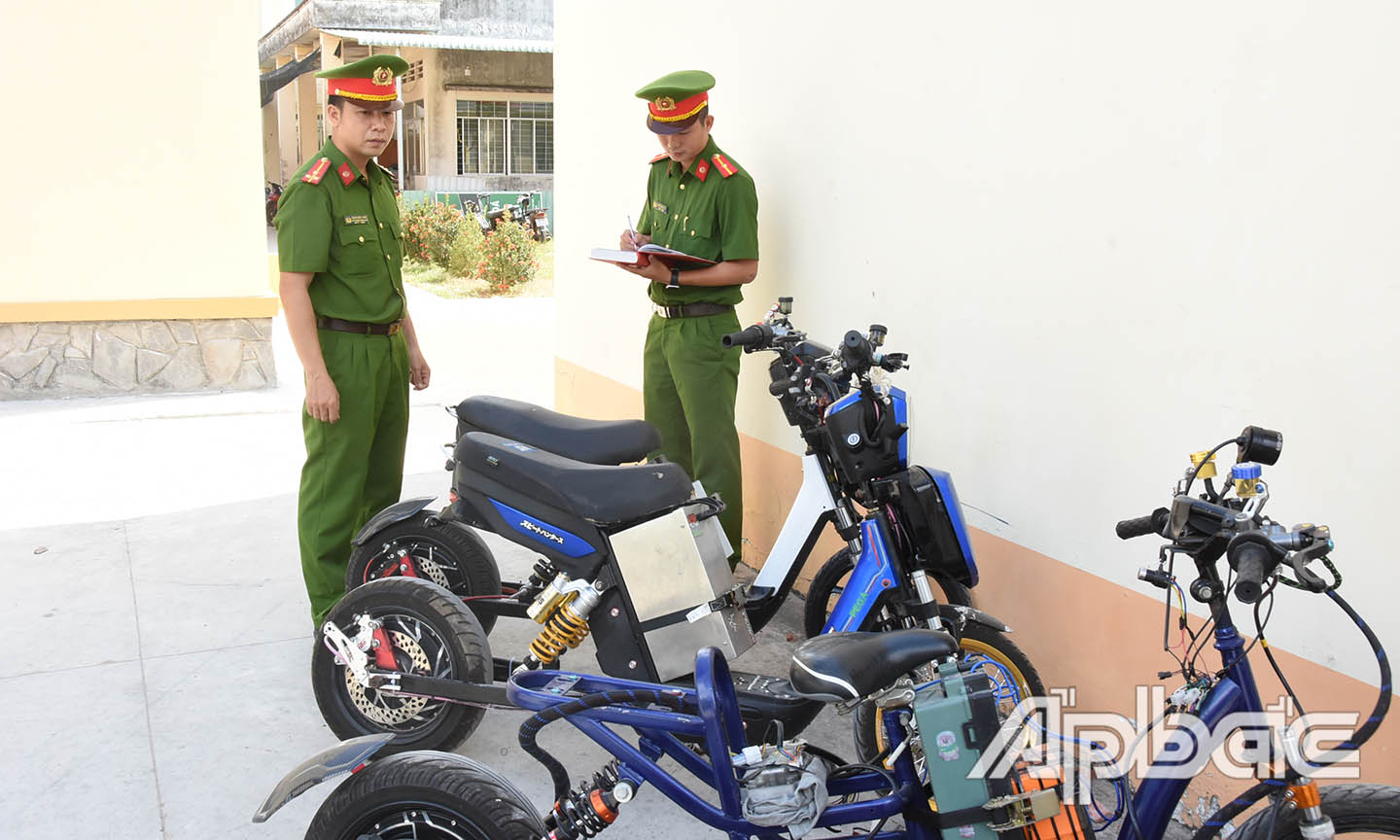 Công an xã Thanh Bình, huyện Chợ Gạo kiểm tra các trường hợp xe đạp điện vi phạm