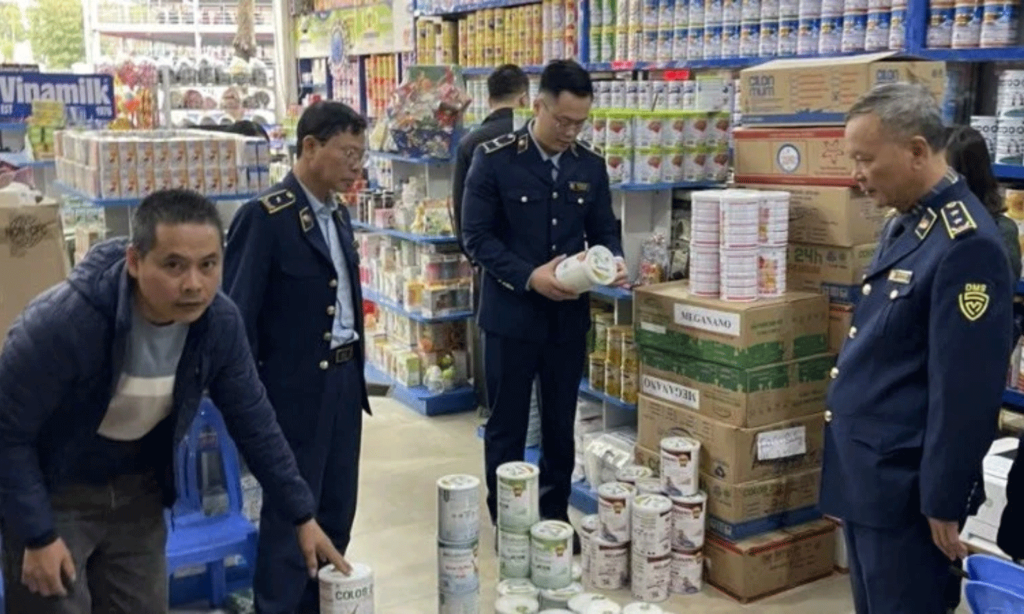 Lực lượng quản lý thị trường kiểm tra các mặt hàng sữa. Ảnh: CQCC