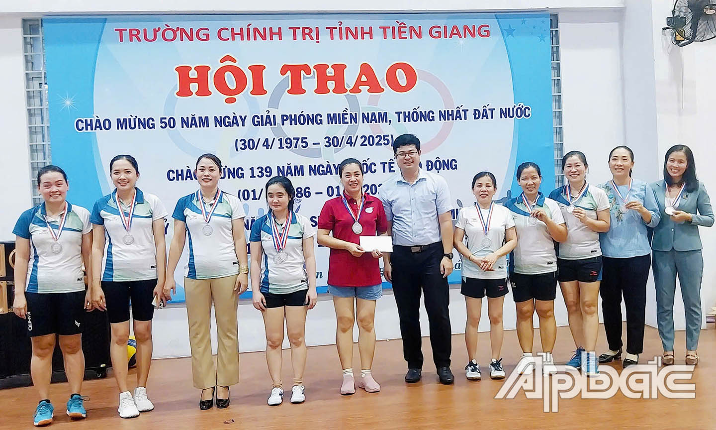 BTC trao giải cho các đội xuất sắc.