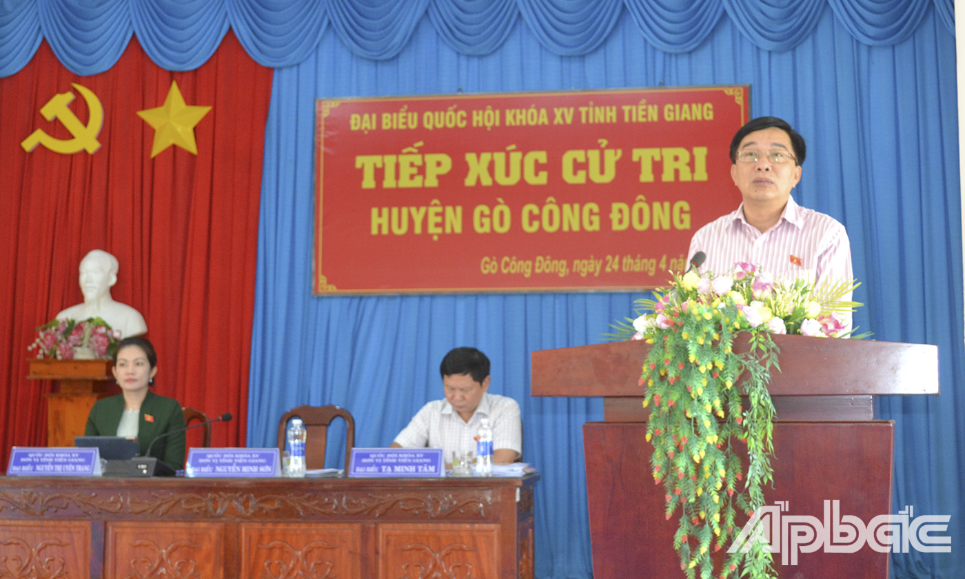 Đại biểu Nguyễn Minh Sơn phát biểu tại buổi tiếp xúc cử tri.