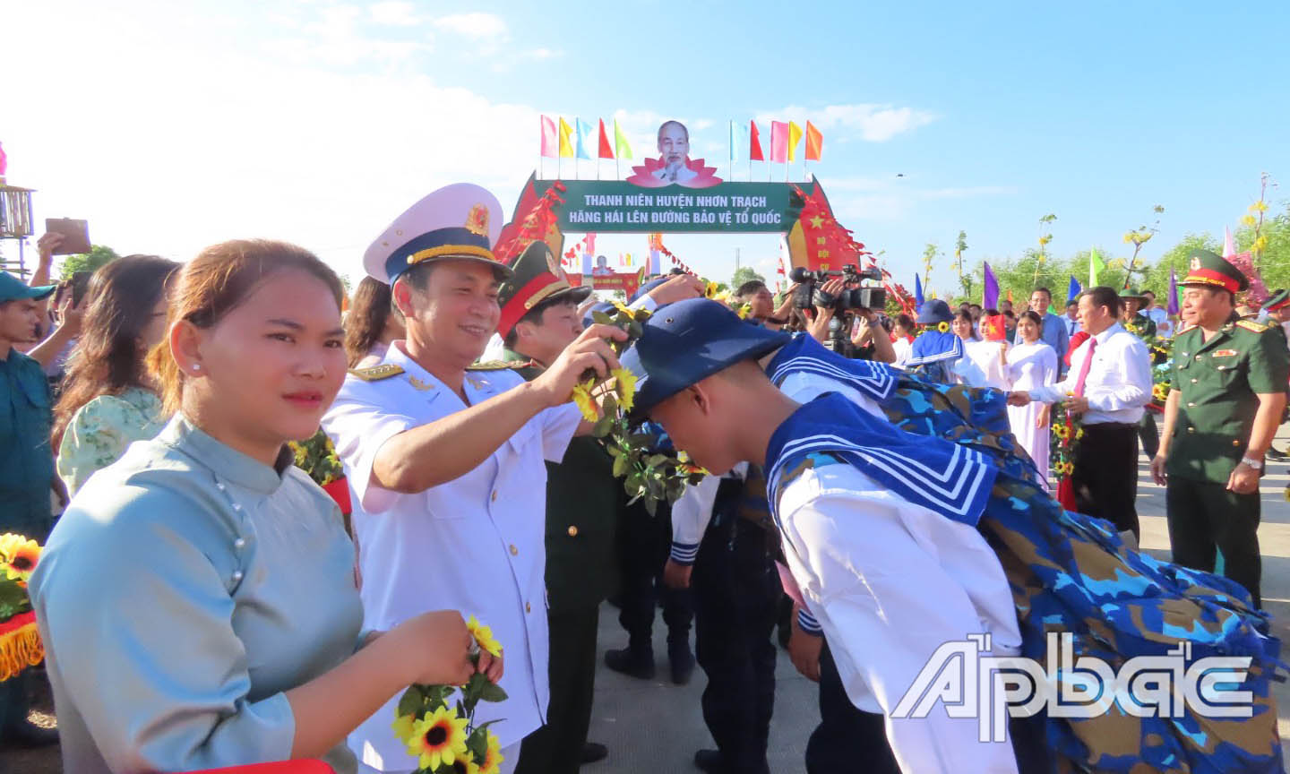 Thủ trưởng Bộ Tư lệnh Vùng 2 tặng hoa cho cho chiến sĩ mới nhập ngũ