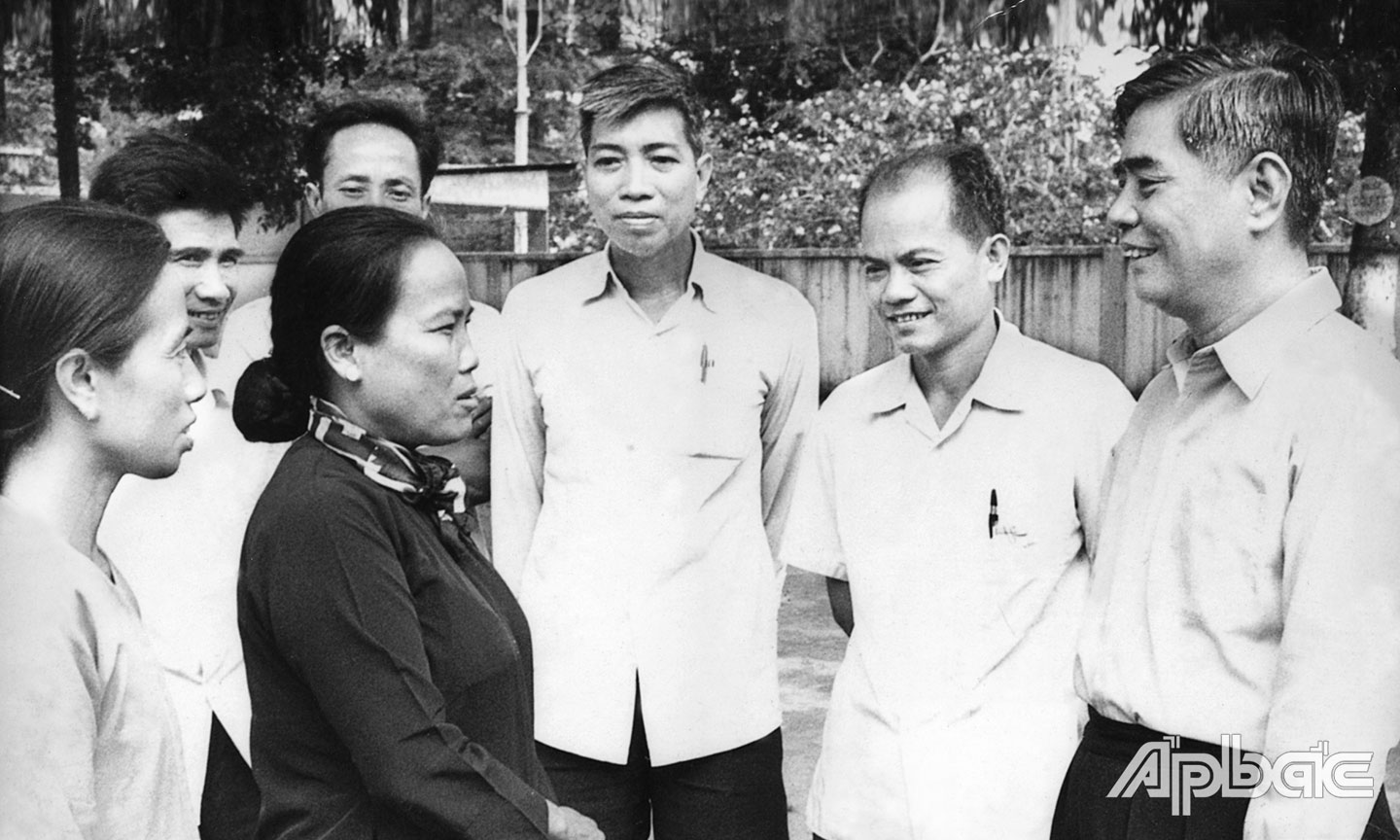 Tổng Bí thư Nguyễn Văn Linh thăm hỏi cán bộ, xã viên Hợp tác xã Tân Hội (huyện Cai Lậy).