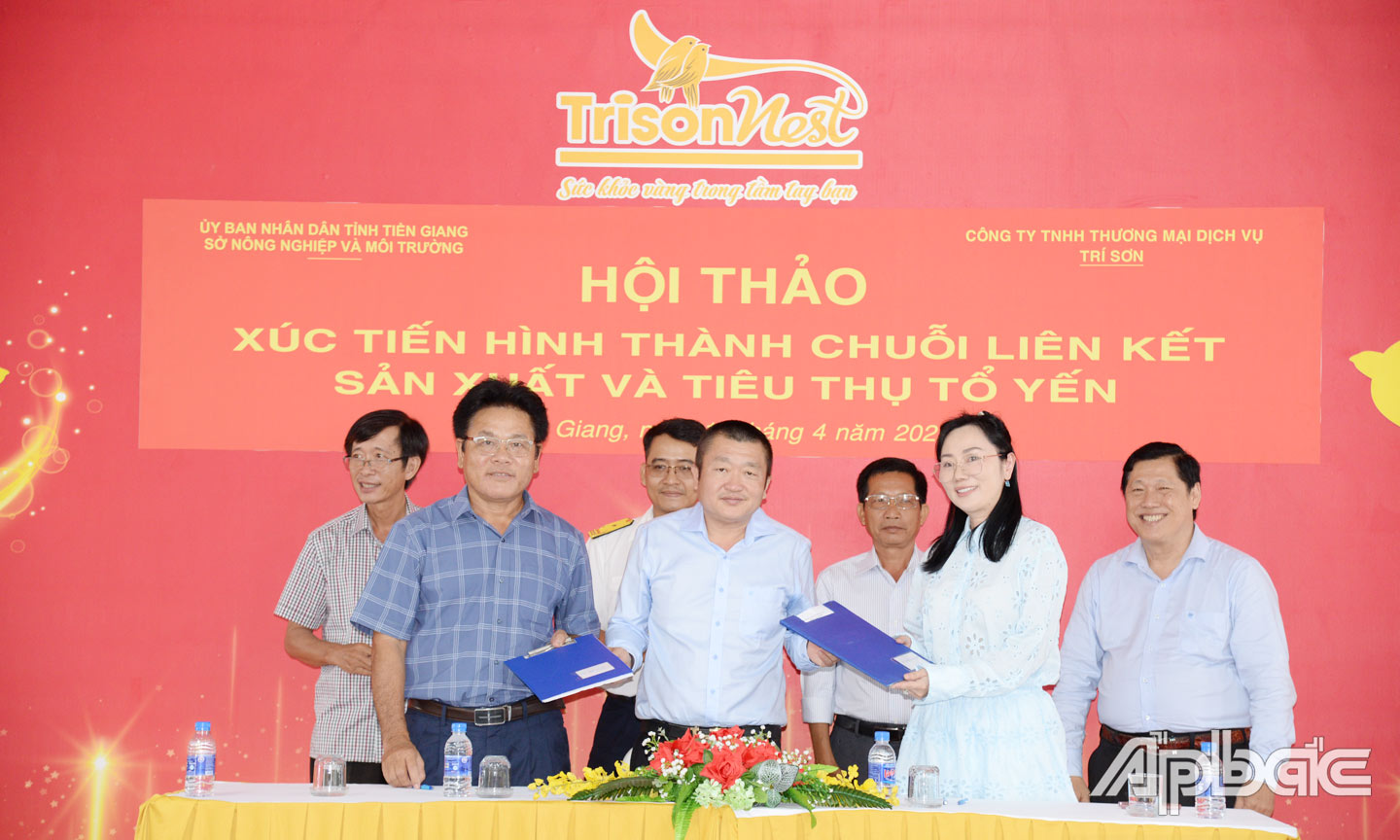Công ty TNHH TMDV Trí Sơn và cơ sở nuôi yến ký kết tham gia chuỗi liên kết sản xuất và tiêu thụ tổ yến.
