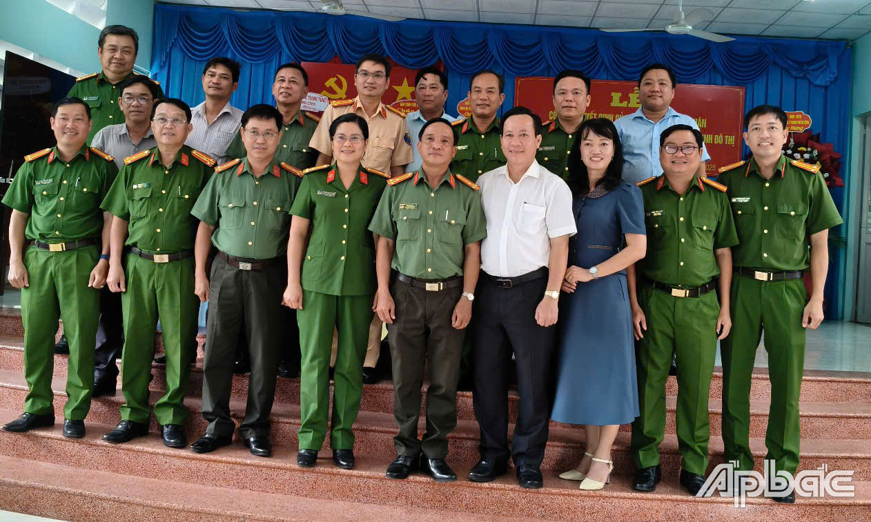 Các đại biểu chụp ảnh lưu niệm.
