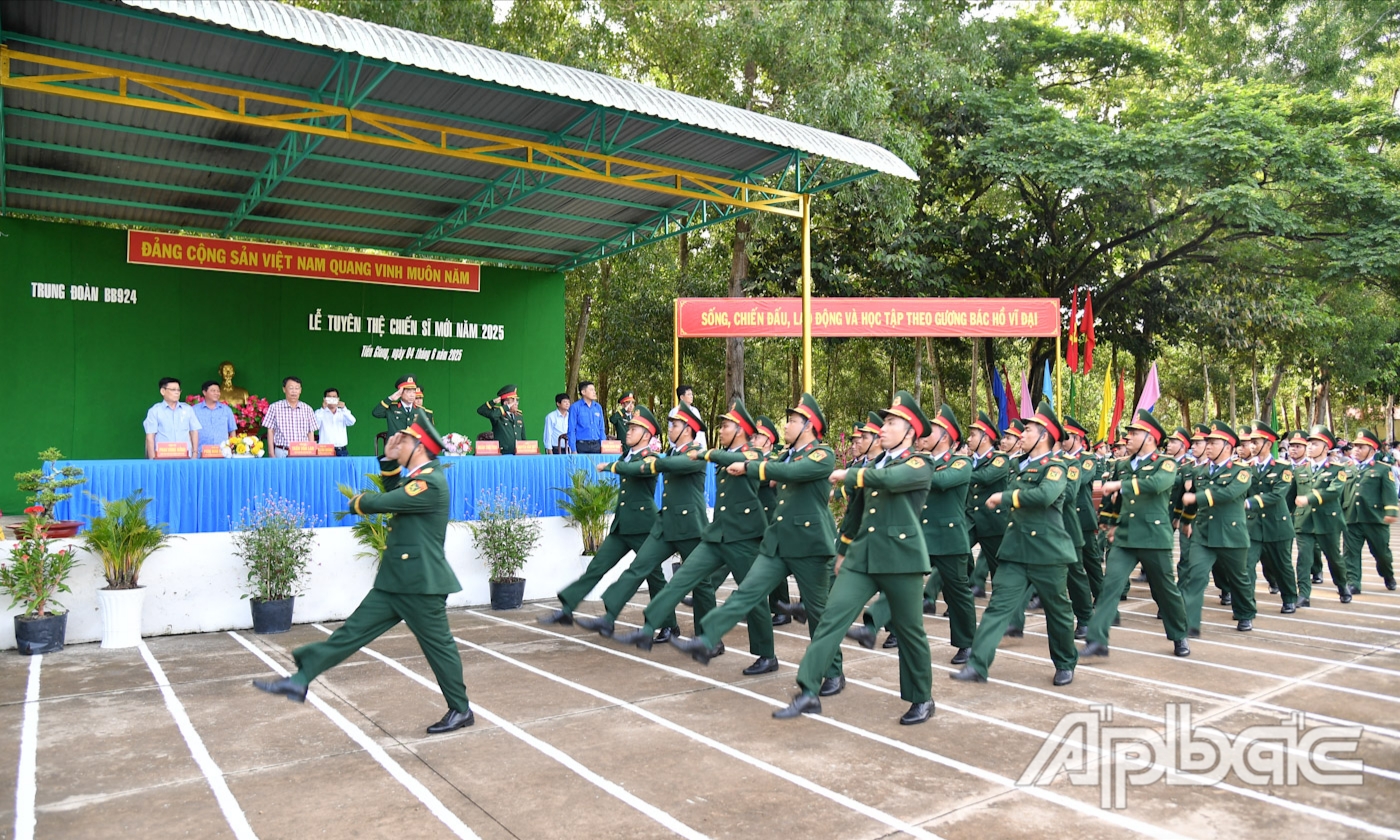 Duyệt đội ngũ tại Lễ tuyên thệ.
