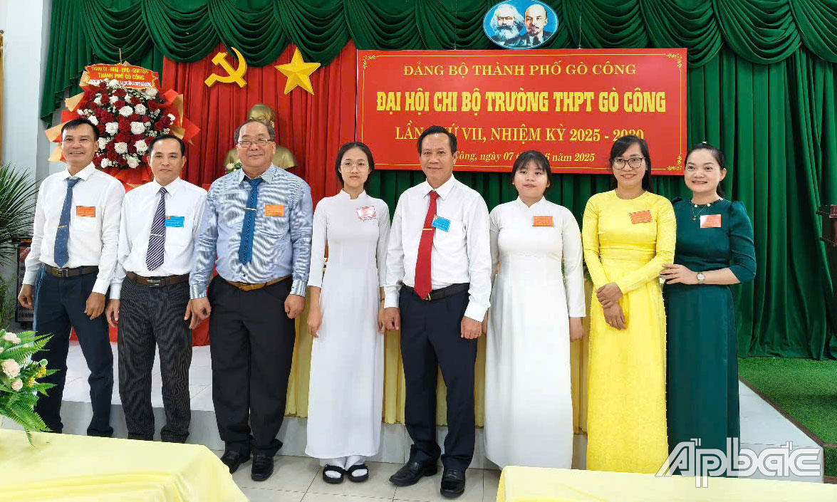 Đồng chí Giản Bá Huỳnh chụp ảnh cùng chi bộ và 2 đảng viên là học sinh mới kết nạp.