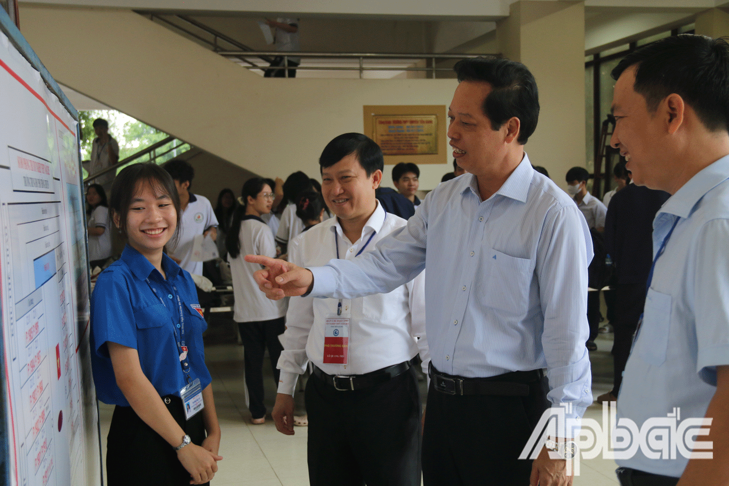 Phó Chủ tịch UBND tỉnh Nguyễn Thành Diệu và Giám đốc Sở GD-ĐT Lê Quang Trí kiểm tra sơ đồ phòng thi bố trí điểm thi Trường THPT Chuyên Tiền Giang.