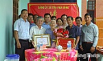 Đồng chí Đinh Văn Dũng dự Lễ trao tặng Huy hiệu 60 năm tuổi Đảng cho đồng chí Nguyễn Thị Phấn