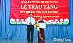 Đảng ủy phường Mỹ Phước Tây trao Huy hiệu Đảng đợt 2-9