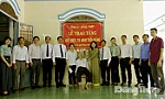 Đồng chí Châu Thị Mỹ Phương trao Huy hiệu 70 năm tuổi Đảng cho đảng viên Nguyễn Văn Tất