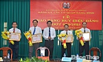 Đảng ủy các cơ quan Đảng tỉnh trao 4 Huy hiệu 30 năm tuổi Đảng đợt 2-9