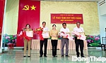 Đảng ủy xã Vĩnh Hựu trao Huy hiệu Đảng đợt 2-9