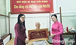 Đồng chí Nguyễn Thị Kim Tuyến trao Huy hiệu 65 năm tuổi Đảng cho đảng viên Huỳnh Văn Phước