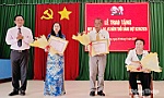 Đảng bộ xã Tân Đông: Trao tặng 5 Huy hiệu Đảng đợt 2-9