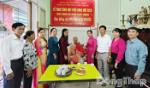 Đồng chí Nguyễn Thị Kim Tuyến trao Huy hiệu 65 năm tuổi Đảng cho đảng viên Huỳnh Văn Phước