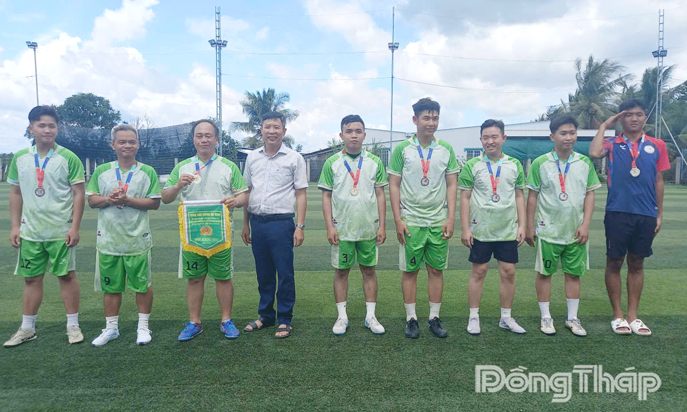 Công an xã Chợ Gạo tổ chức giao lưu bóng đá mini kỷ niệm 80 năm Cách mạng Tháng Tám, quốc khánh 2-9