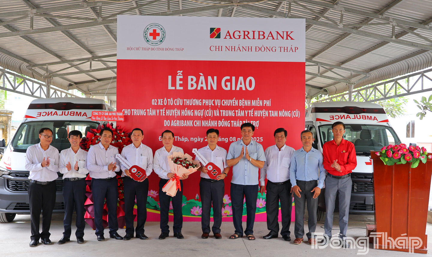 Agribank Chi nhánh Đồng Tháp bàn giao 2 xe cứu thương phục vụ chuyển bệnh miễn phí tại Đồng Tháp