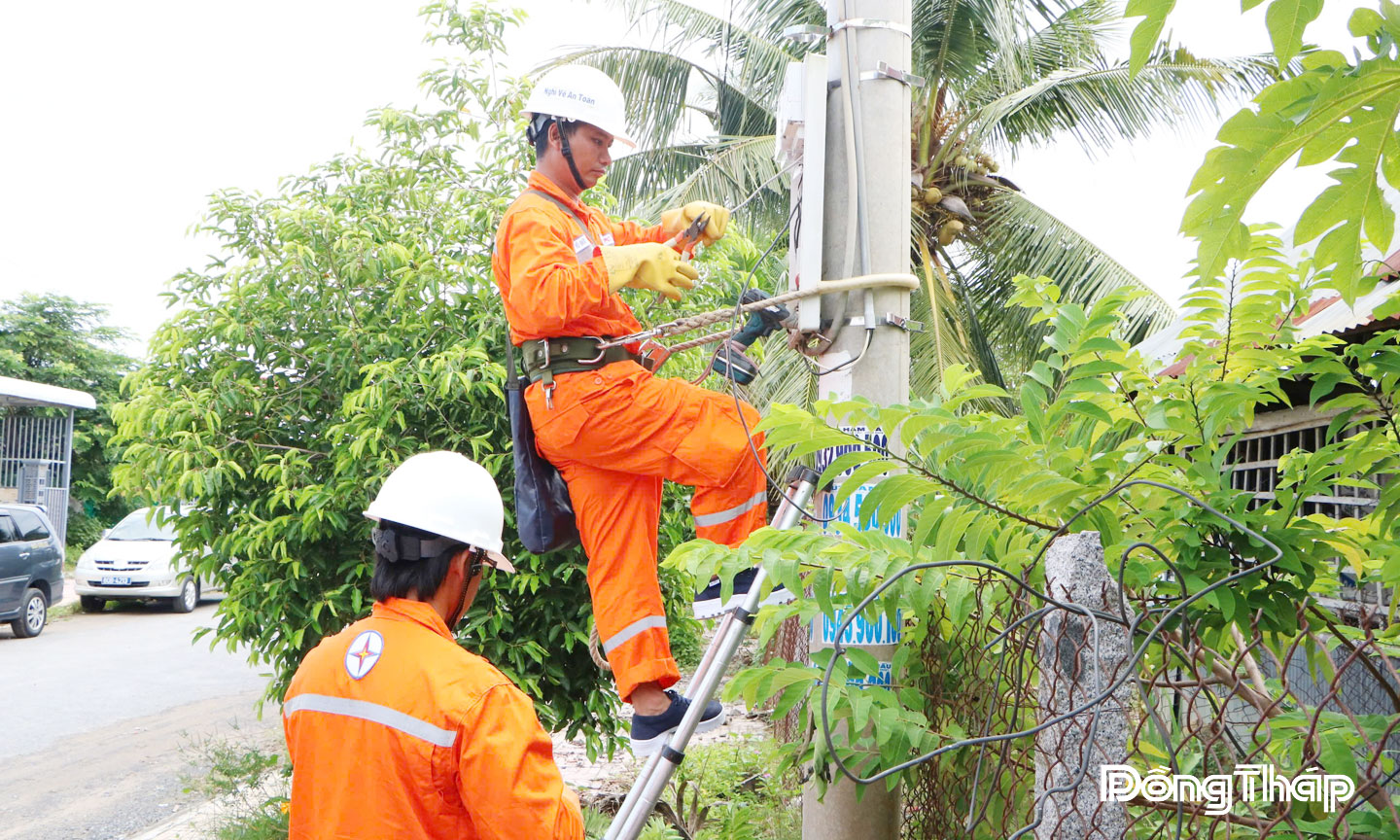 Nhân viên Điện lực thay đồng hồ công tơ cơ sang công tơ điện tử.