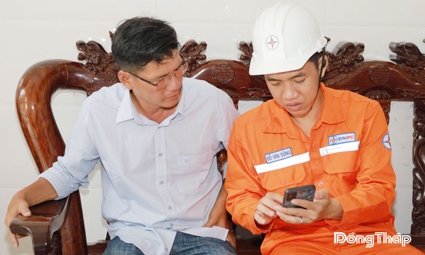 Nhân viên Điện lực hướng dẫn khách hàng tra cứu tiền điện và đóng tiền điện trên App CSKH EVNSPC.