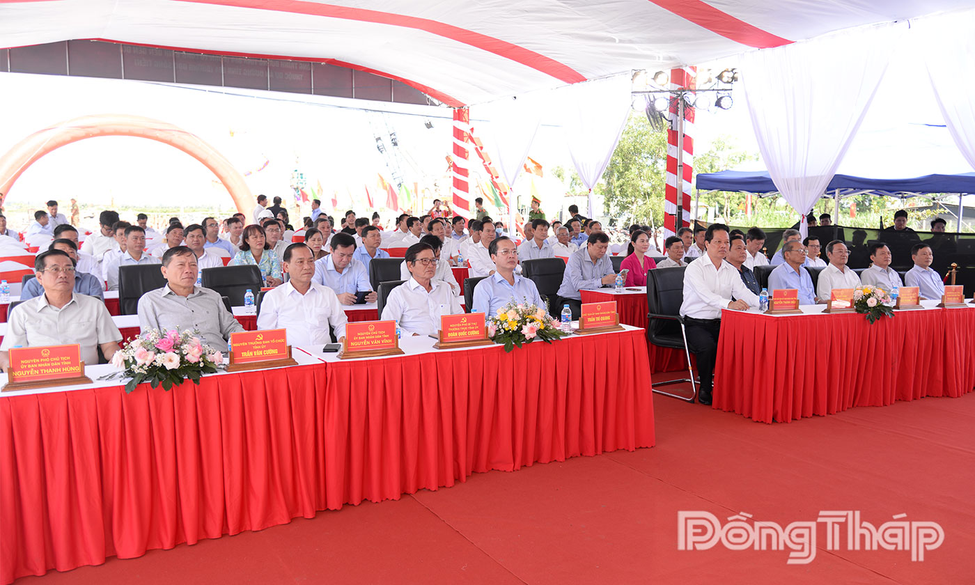 Các đại biểu tham dự Lễ khởi công.