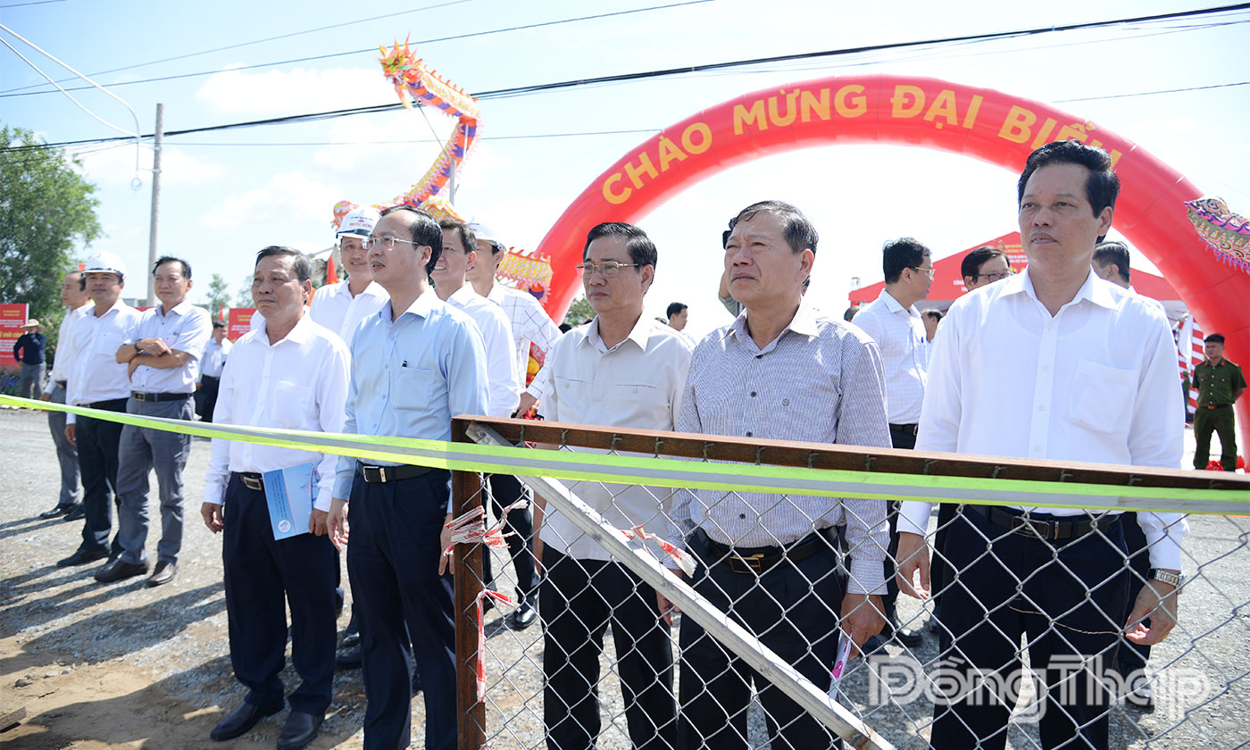 Lãnh đạo tỉnh tham quan công trường.