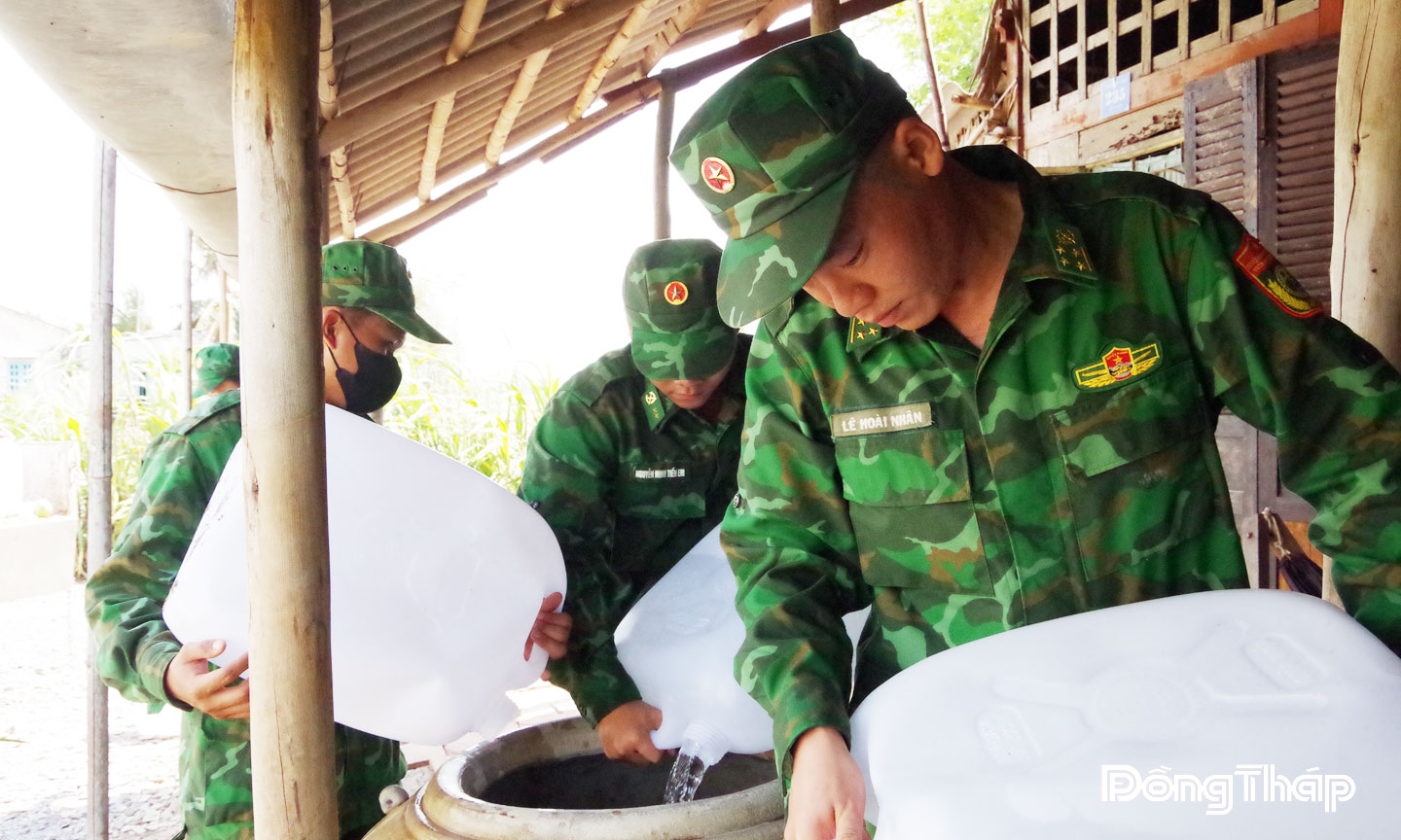 Bộ đội Đồn Biên phòng Tân Thành hỗ trợ cung cấp nước sạch cho người dân bị ảnh hưởng hạn, mặn  trên địa bàn xã Tân Điền, tỉnh Đồng Tháp năm 2024.  Ảnh: Đoàn Phát
