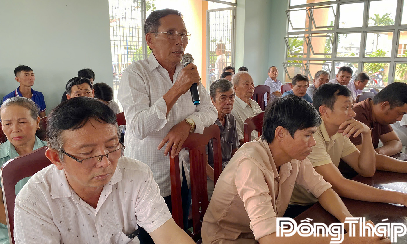 Cử tri xã Vĩnh Hựu phát biểu tại buổi tiếp xúc
