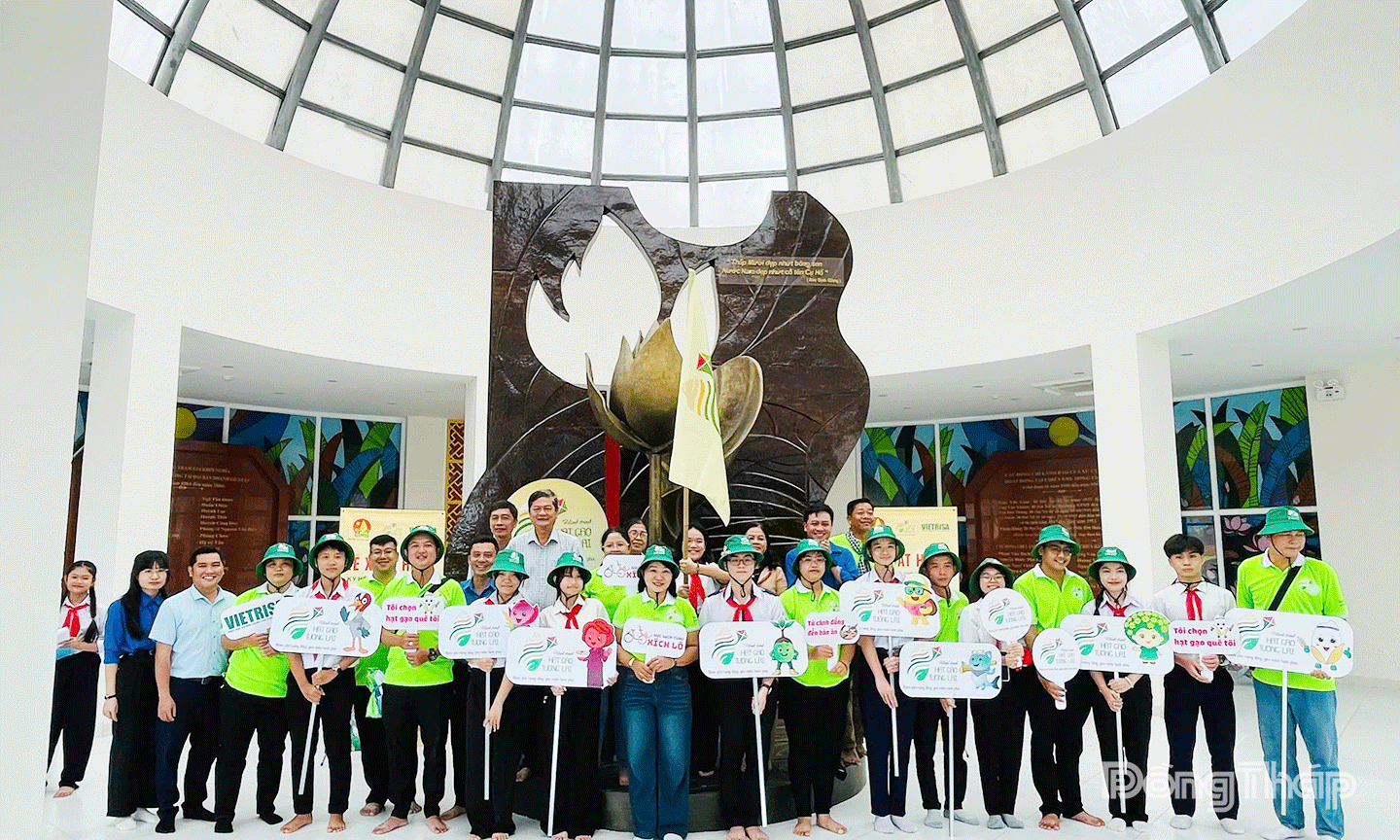 Đại diện các nhóm thiếu nhi tham gia Kỳ hè chụp ảnh lưu niệm cùng   Ban Tổ chức