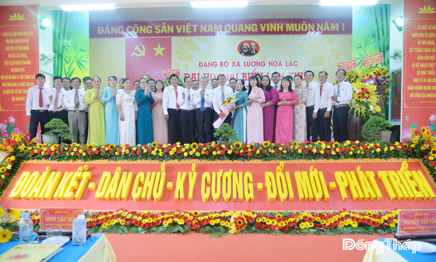 Ủy viên Ban Thường vụ Tỉnh ủy, Phó Chủ tịch Thường trực Ủy ban Mặt trận Tổ quốc Việt Nam tỉnh Đinh Văn Dũng  tặng hoa chúc mừng Ban Chấp hành Đảng bộ xã Lương Hòa Lạc nhiệm kỳ mới.