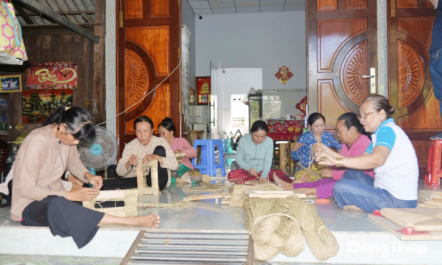 Tổ hợp tác Kim Ngân, xã Lương Hòa Lạc tạo việc làm cho hàng trăm lao động nữ.
