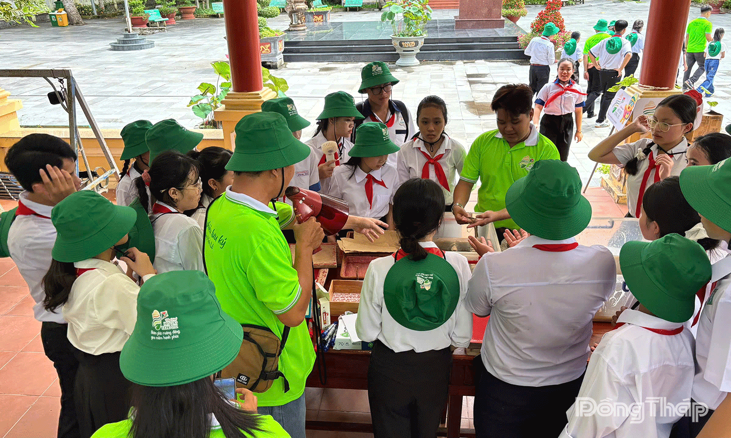nhau làm giấy thủ công từ bột sợi sen để viết thư tri ân gửi đến tiền nhân