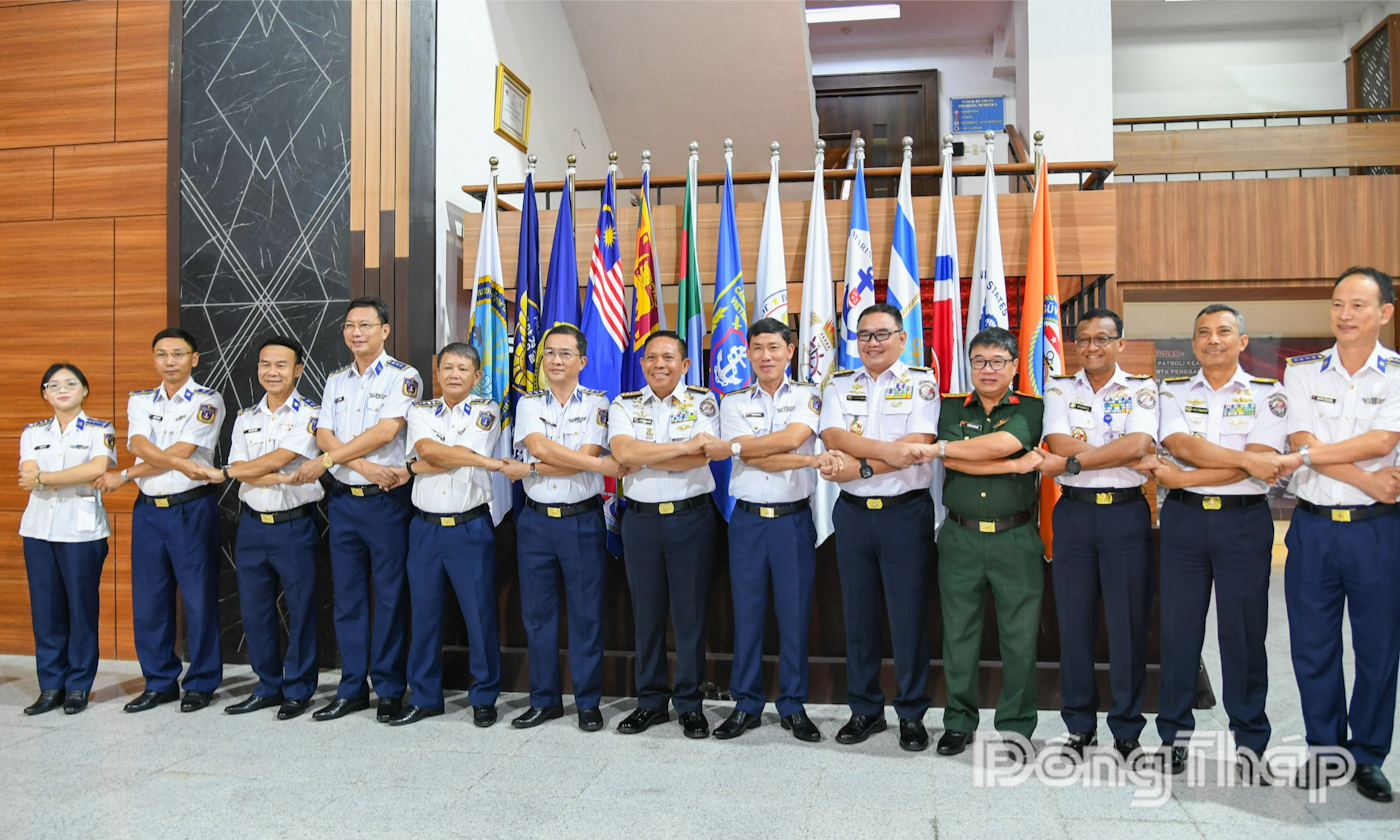 Đại diện lãnh đạo Cánh sát biển Việt Nam và Cảnh sát biển Indonesia chụp ảnh lưu niệm.