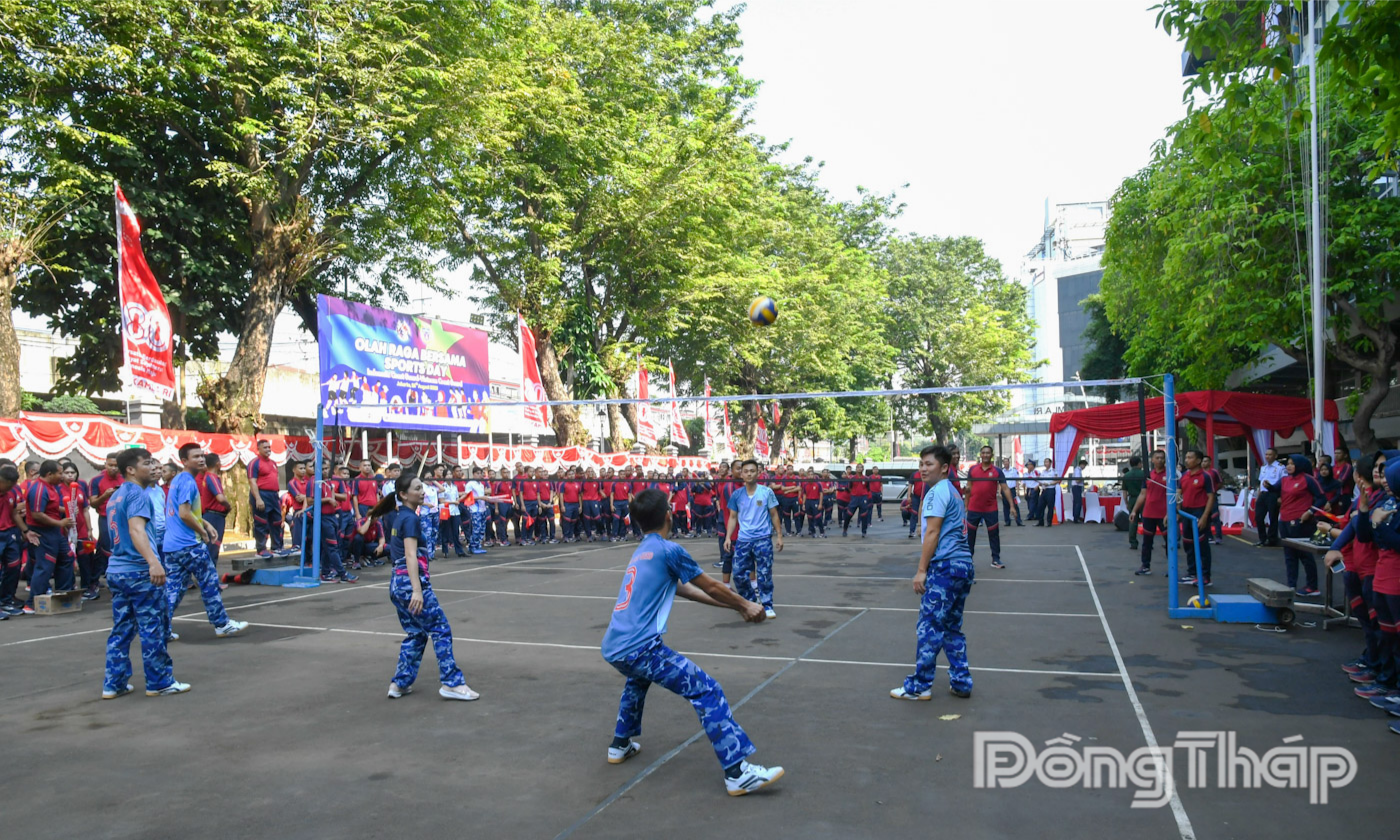 Cán bộ, chiến sĩ Cảnh sát biển Việt Nam giao lưu bóng chuyền cùng cán bộ, nhân viên Cảnh sát biển Indonesia.