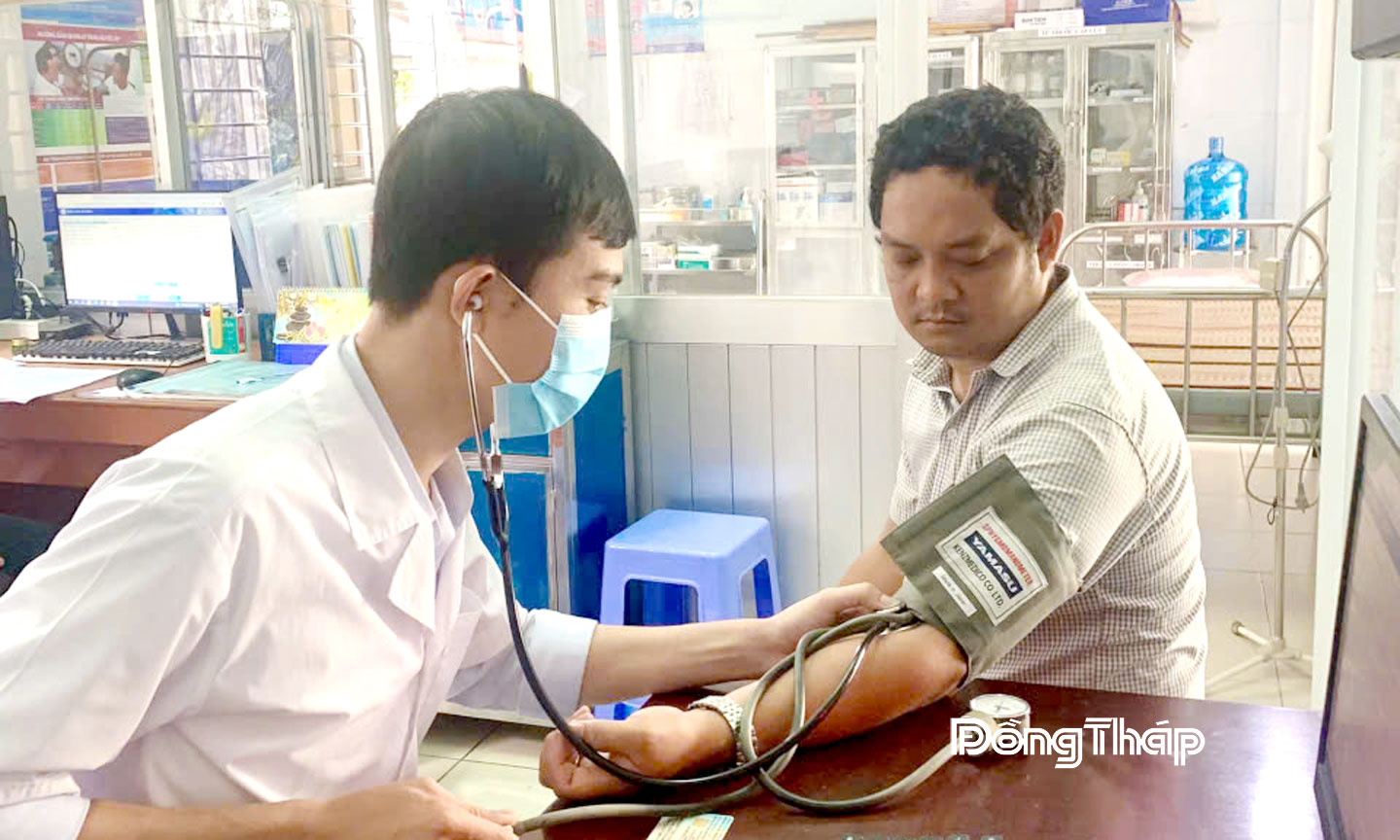 Người dân ở xã Mỹ Thọ an tâm khi đến khám bệnh tại Trạm Y tế xã.