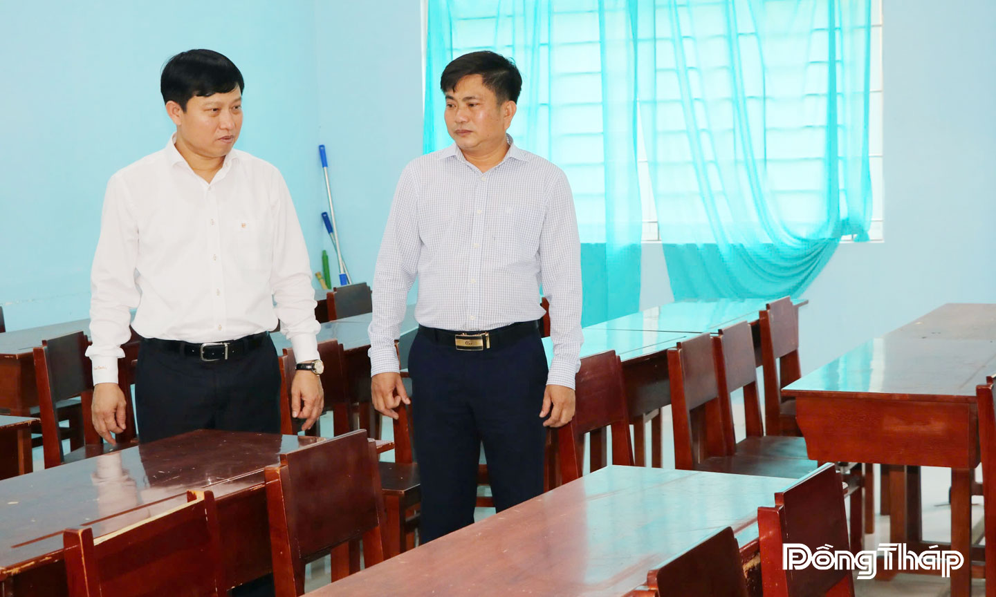 Thời gian qua, lãnh đạo Sở Giáo dục và Đào tạo  tỉnh Đồng Tháp thường xuyên đi cơ sở động viên, tháo gỡ khó khăn tại các cơ sở giáo dục (ảnh chụp tại Trường Trung học phổ thông Hồng Ngự 3). 