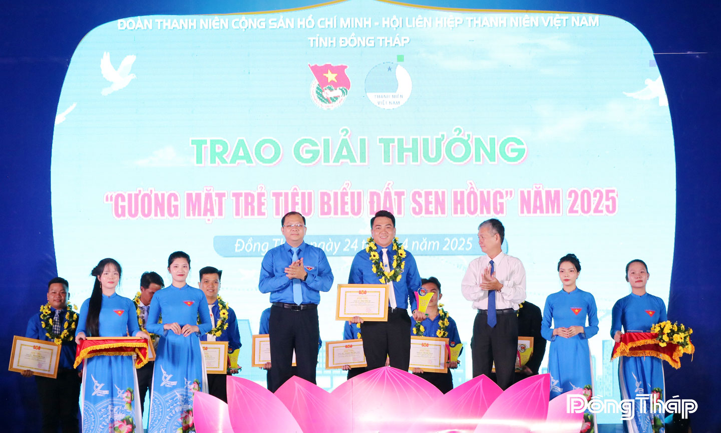 Anh Ngô Văn Quí nhận giải thưởng “Gương mặt trẻ tiêu biểu Đất Sen hồng” năm 2025.