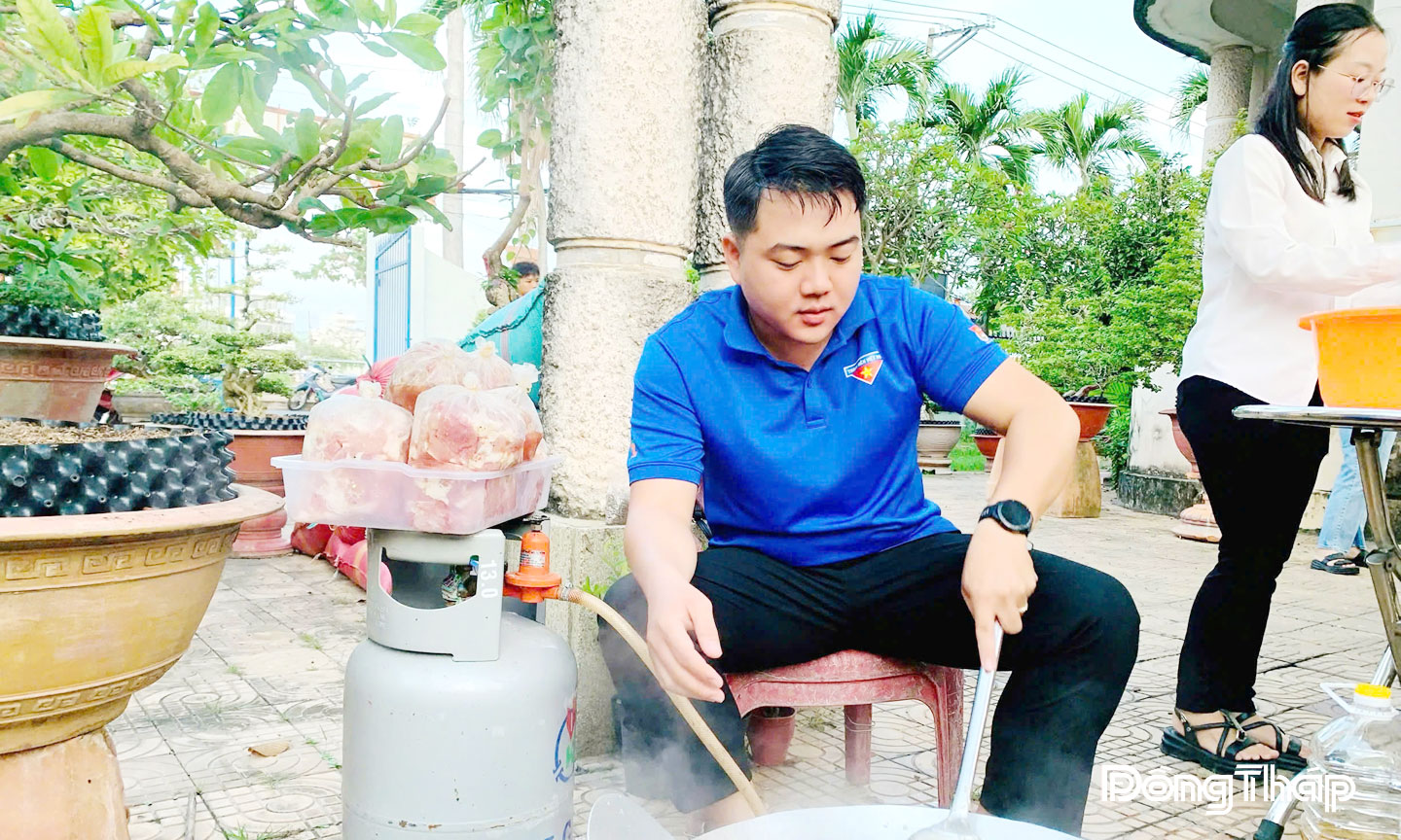 Anh Ngô Văn Quí nấu điểm tâm phát tặng cho người dân.