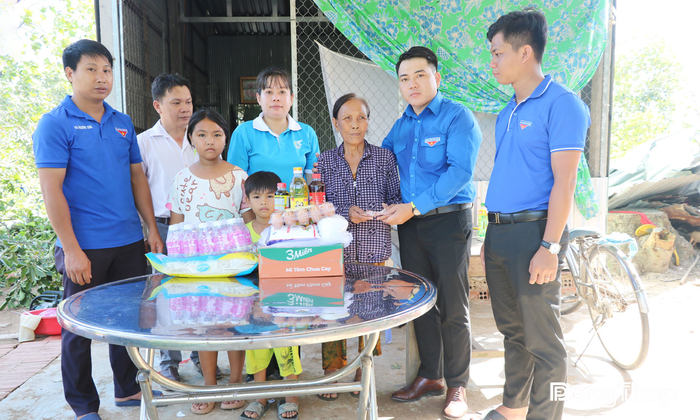 Anh Ngô Văn Quí trong chuyến thăm, tặng quà cho bà Bùi Thị Ngọc, ngụ xã Ba Sao có nhà bị thiệt hại do giông lốc.