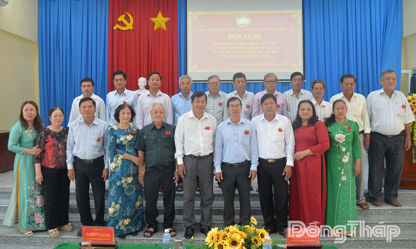 19 Trưởng Ban công tác Mặt trận ấp chụp ảnh lưu niệm cùng lãnh đạo xã.