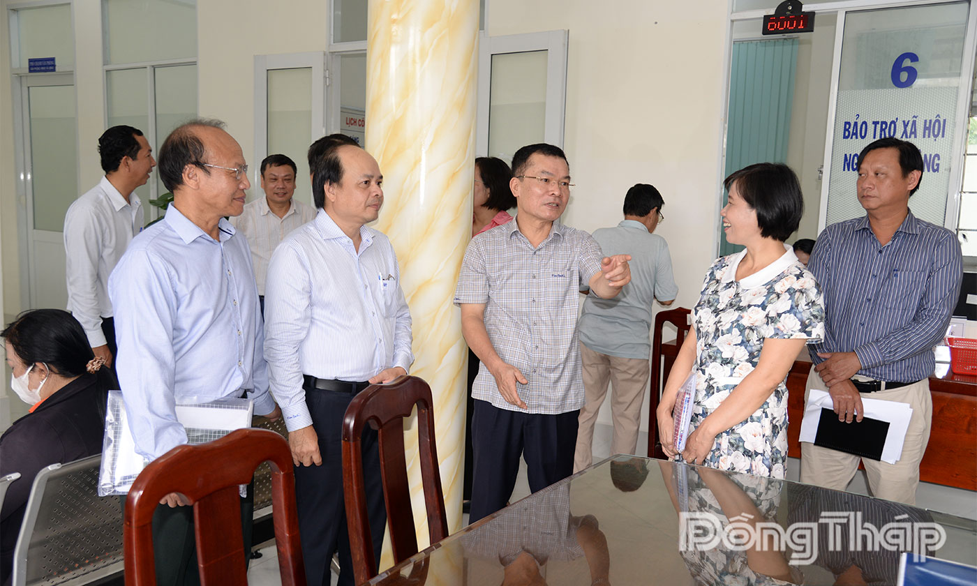 Đoàn công tác khảo sát tại Trung tâm Phục vụ hành chính công phường Đạo Thạnh.