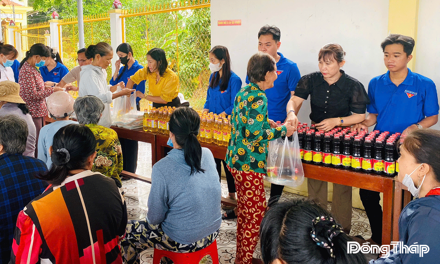 Quang cảnh trao quà tại “Phiên chợ 0 đồng”.