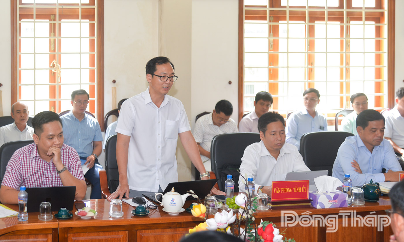 Đồng chí Bùi Việt Hùng, Phó Trưởng Phòng Tổng hợp, Văn phòng Tỉnh ủy phát biểu tại buổi làm việc.