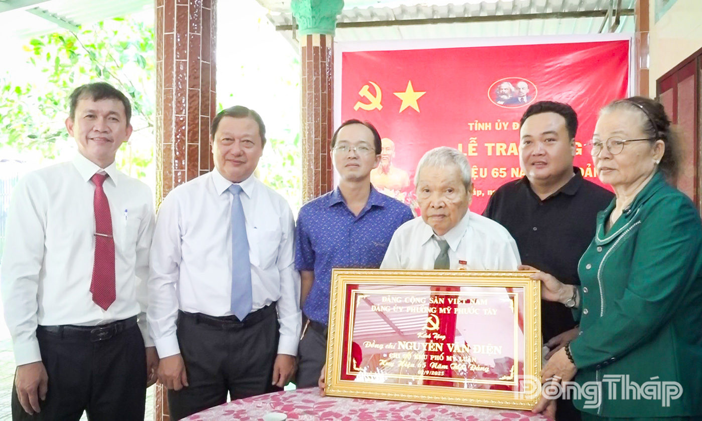Đồng chí Phan Phùng Phú trao khánh vàng cho Anh hùng Lực lượng Vũ trang nhân dân, Đại tá Nguyễn Văn Điện.