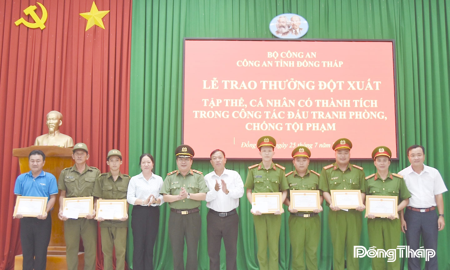 Thiếu tướng Lâm Phước Nguyên, Giám đốc Công an tỉnh Đồng Tháp trao Giấy khen tặng các cá nhân lập thành tích tốt trong công tác đấu tranh phòng, chống tội phạm, đảm bảo an ninh trật tự ở cơ sở.