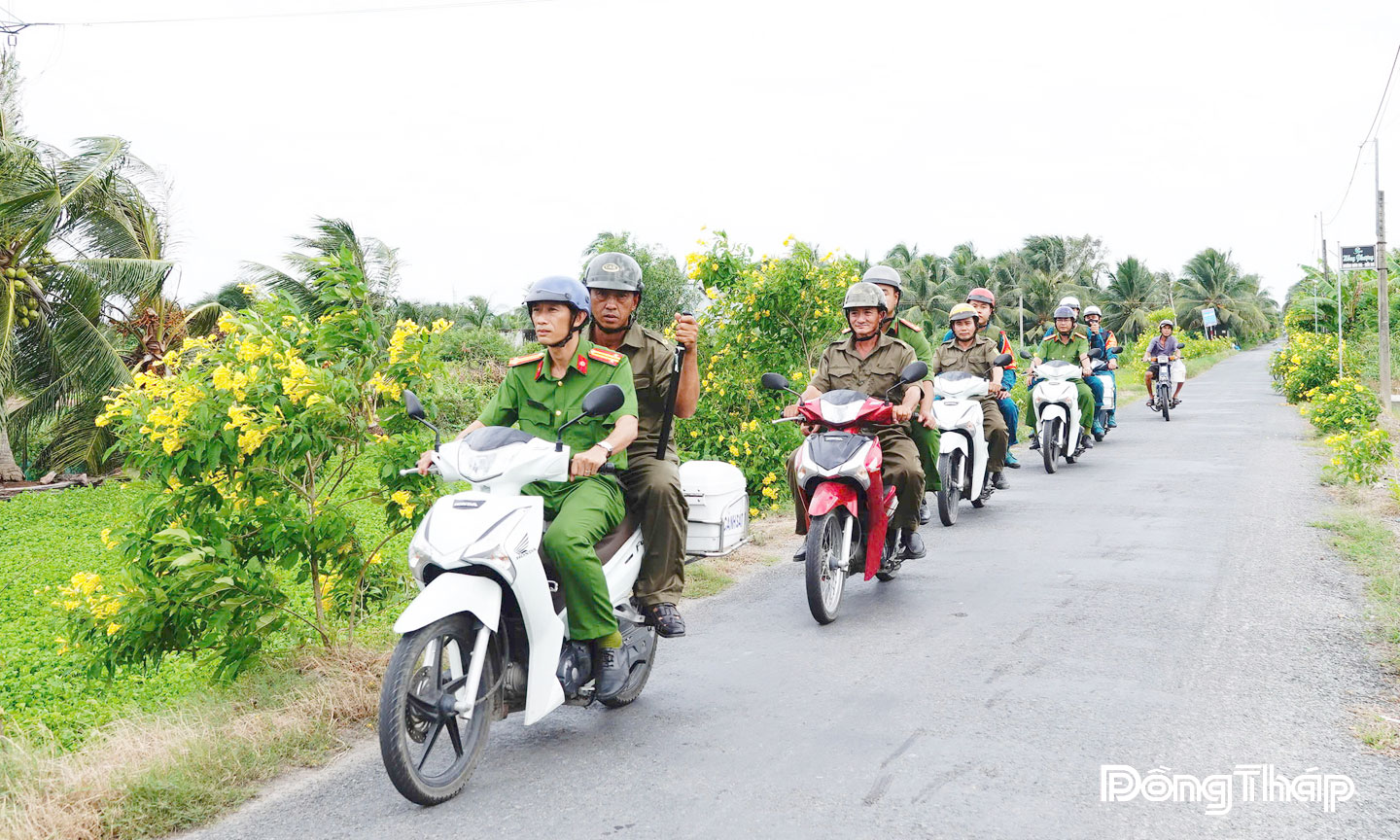Lực lượng Công an xã và an ninh cơ sở tuần tra trên các tuyến đường.