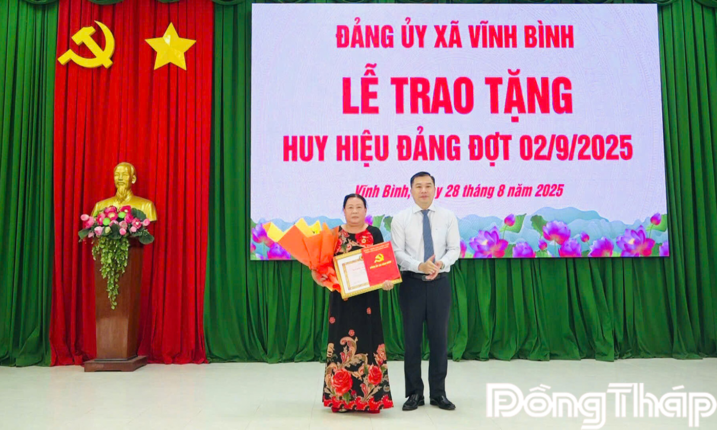 Đồng chí Trần Quốc Bình trao Huy hiệu 45 năm tuổi Đảng cho Lê Thị Ngọc Loan