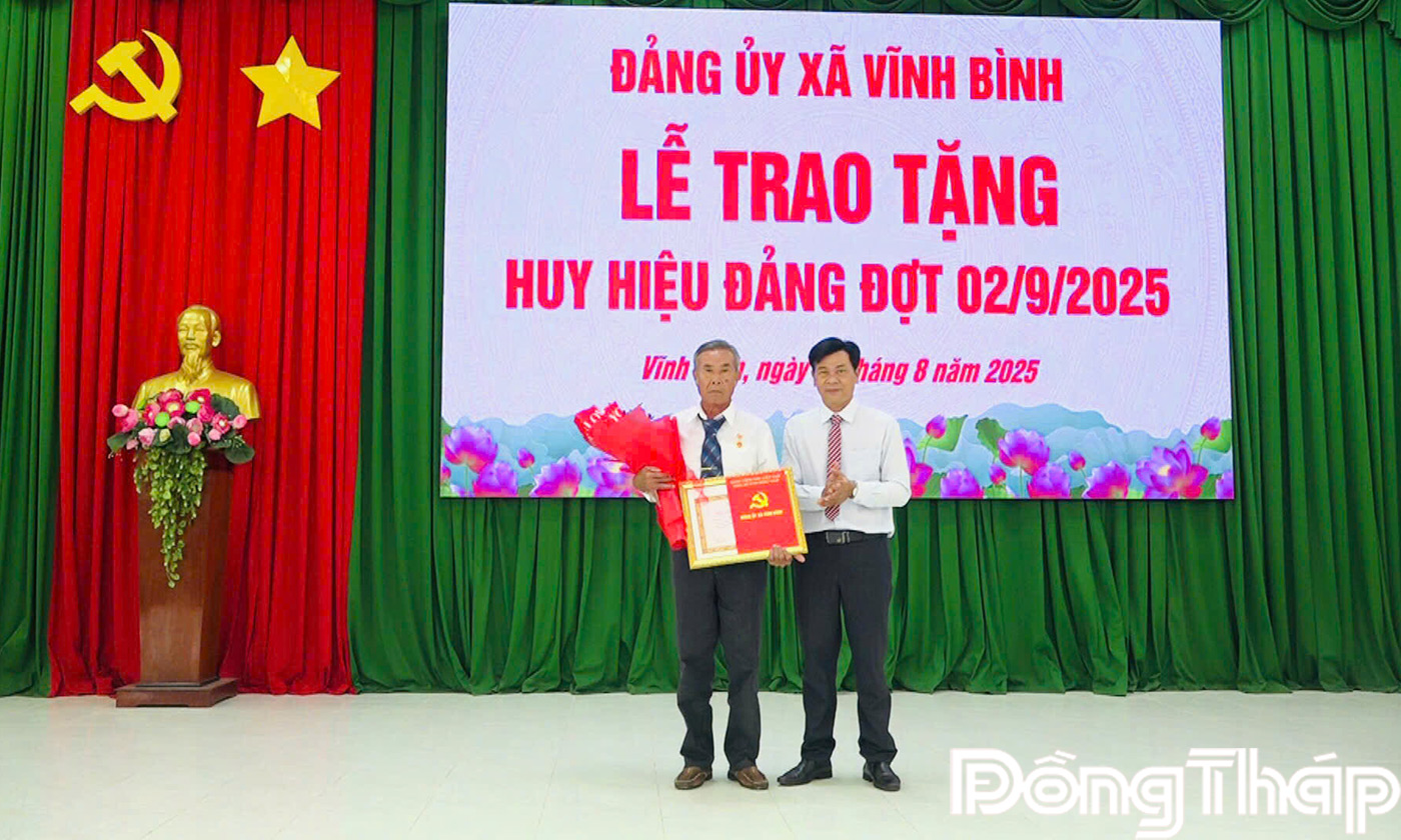 đồng chí Phạm Chí Trung trao Huy hiệu Nguyễn Văn Thành