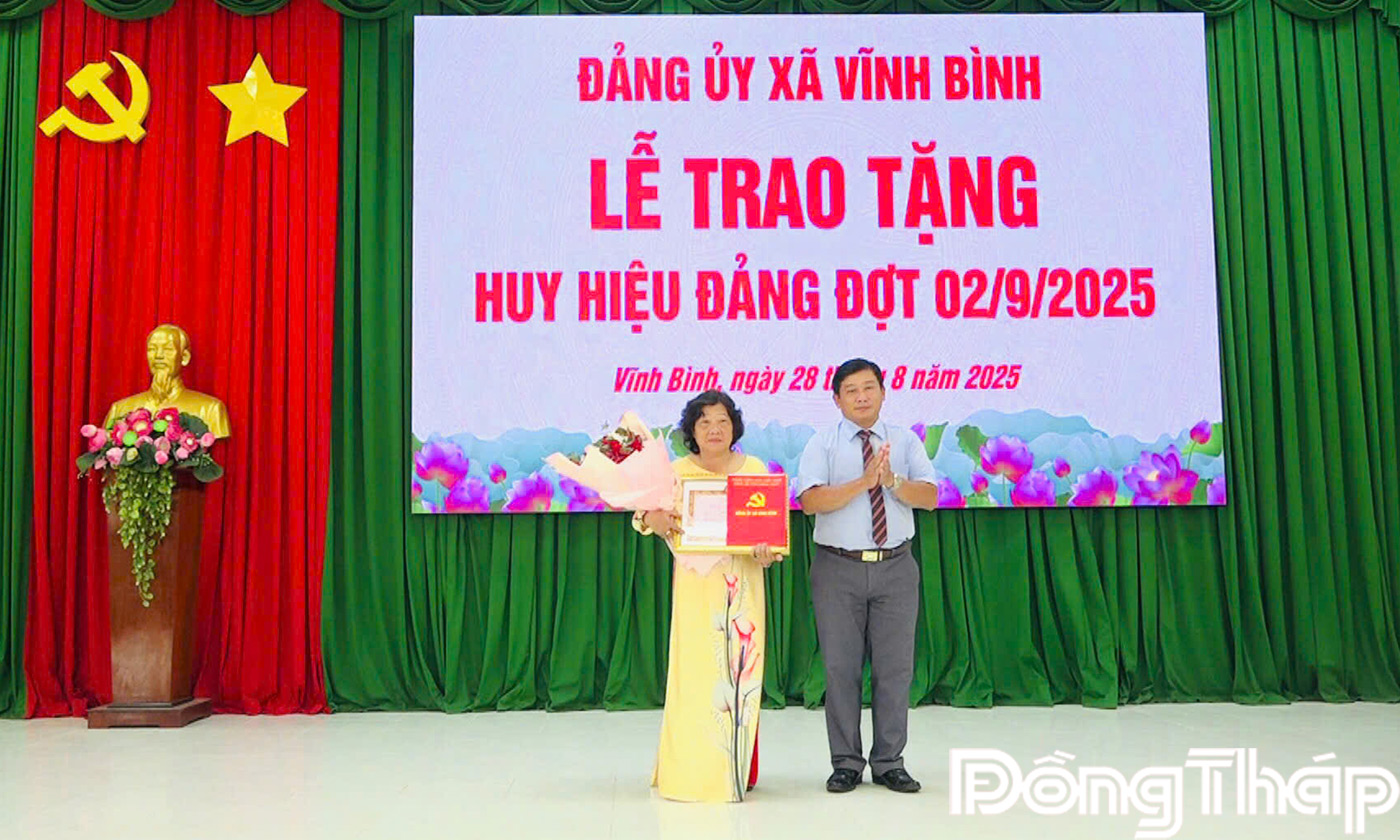 đồng chí Nguyễn Trung Tín trao Huy hiệu Đảng cho đảng viên Nguyễn Thị Trà My