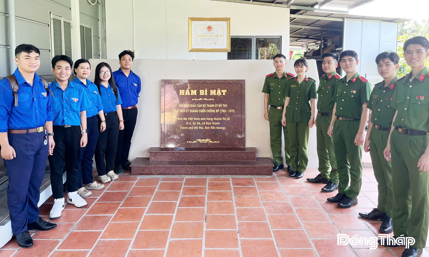 Đoàn viên phường Đạo Thạnh về nguồn tại Di tích lịch sử cấp tỉnh Hầm bí mật tại nhà Bà Mẹ Việt Nam Anh hùng Huỳnh Thị Lễ, phường Đạo Thạnh. Ảnh: Đoàn phường Đạo Thạnh cung cấp. 